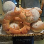 チックタック・ダイナー - （2012/8月）「ベーコンエピ＆チーズブレッド」がショーケースにあるところ