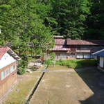 中房温泉 - 奥に見えるのが、登録文化財・旧湯会所。右手は不老泉