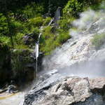 中房温泉 - 焼山へ登る途中、この源泉からは湯気が激しく立ち上っていた。泉温９１度という高熱泉である