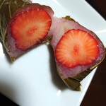 Sakai Meikashi Housen - いちご桜餅断面✨かわいらしいサイズの苺に白餡が軽やか。ありそうでなかった上品な和菓子です♪