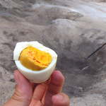 中房温泉 - 〔食材持込〕 温泉土で蒸したゆで卵。しっかり中まで固ゆでになっている