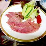 中房温泉 - 追加料理：信州牛のローストビーフ（￥2200）ガスや電気を使わず、中房温泉の地熱で蒸し上げたもの