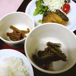 中房温泉 - 揚物は、ニジマスのつぶら揚げ。山菜は山くらげ（奥）と、山うど（手前）。野趣あふれる風味と食感は絶品！