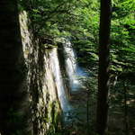 中房温泉 - 水しぶきをあげ、中房川に流れ落ちる滝