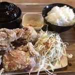 まんぷく食堂 まんだらや - げんこつ大のから揚げがどで〜ん！