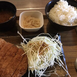 まんぷく食堂 まんだらや - 厚切り豚カツ定食　680円(税込)