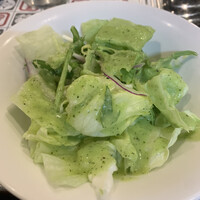 紅花別館 - 冷え冷えで提供されるグリーンサラダ
