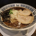 麺道 而今 - 黒マー油ラーメン(850円、斜め上から)