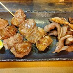 もつ焼 まるい - 皮なしタン焼・タン皮付き