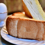 珈琲 王城 - 【モーニング トースト(厚焼)セット@税込700円】バタートースト：この厚み。想像以上でした。