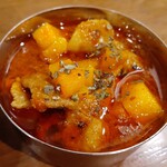 SPICY CURRY 魯珈 - 限定メニューの「林檎となつめと豚バラの辛いカレー」