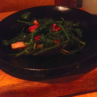 ダイナミックキッチン＆バー 響 カレッタ汐留店  - ほうれん草と響喜豚ベーコンの温サラダ（¥ 1,000）