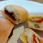 カフェむぎわらい - ドライトマトとオリーブのはミニパンだけど満足感あり
      美味しかったのでテイクアウトでも購入