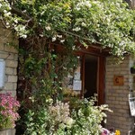 カフェむぎわらい - 花でいっぱいの素敵なお店構え