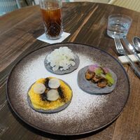Conico - 3タコス
                    ・カリフラワーとサボテンアボカドクリーム添え
                    ・ピリ辛チョリソーとマッシュポテト
                    ・メキシカンたまご
                    1980円