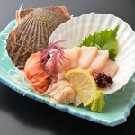 Live scallop sashimi