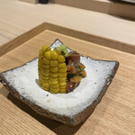 Sushi Yamasaki - ホタルイカの雲丹和え　スイートコーン沖縄産
                        ホタルイカ、雲丹、菜の花が最高のハーモニー　ゴールデンウィーク明けまで楽しめるそうです
                        ⭐️⭐️⭐️⭐️⭐️
                        