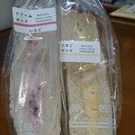 CANAAN - 左クリームサンドいちご、右たまごサラダ(サラダファームの玉子使用)、どちらも149円