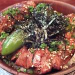 興 - 「焼き鳥丼」：様々な歯ごたえと日向鶏の凝縮した旨みが
      甘さを抑えたたれでキリリと引き締められて
      ドカッと胃袋におさまる
      ！