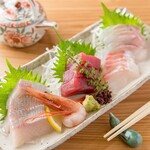 A luxurious assortment of five types of seasonal fresh fish! "Assorted Sashimi" (one serving)