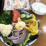 菅旅館 - 野菜マシマシの野菜サラダ。