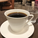 カフェ セジュール - コーヒーはアメリカーノ的。飲みやすくはあります。パソコンを広げてる人がいっぱい。