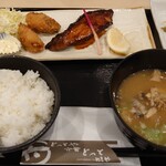 とっと めしや - 銀たらとカキフライのお薦め定食　あら汁に変更