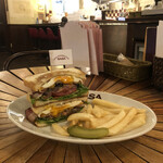 GRILL BURGER CLUB SASA - 『BECOLT SAND￥1400』   ベコルトサンド （ベーコン、エッグ、チーズ、オリーヴ、レタス、トマト）  『オニオンリングS￥500』  【ハッピーアワー】 『カールスバーグM¥400』