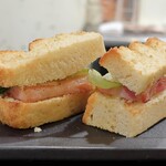 トリワイン ＰＩＫＯＳＨＨＨＵ - 自家製フォカッチャのパニーノ(ジェントルサイド)