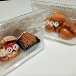 アンファン - 左は1粒苺のクッキーシュー182円とスペイン栗のモンブラン216円、右は量り売りのプチシューカスタード5個236円