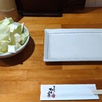 博多やきとり かわ庵 元町本店 - 付き出しのキャベツ