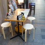 串カツの中村屋 - テラス席は一卓あります