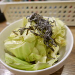 串カツの中村屋 - お通し（塩だれキャベツ）