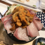 シハチ鮮魚店 - ブリとウニ。　小丼だけど大食漢の人も満足します。