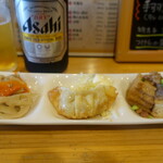 居酒屋 ひなた - 瓶ビール&お通し３種盛り（蓮根と人参のきんぴら・揚げぎょうざ）
