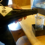 居酒屋 ひなた - 美人店主に日本酒を注いでもらいます