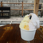 田口氷菓店 - 奥の木のフタが足湯です。