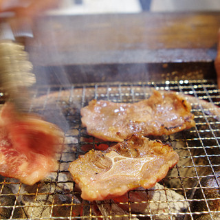 焼肉食堂ジェット - 料理写真:店主自らが肉を焼き、絶対に客に焼かせないスタイル!