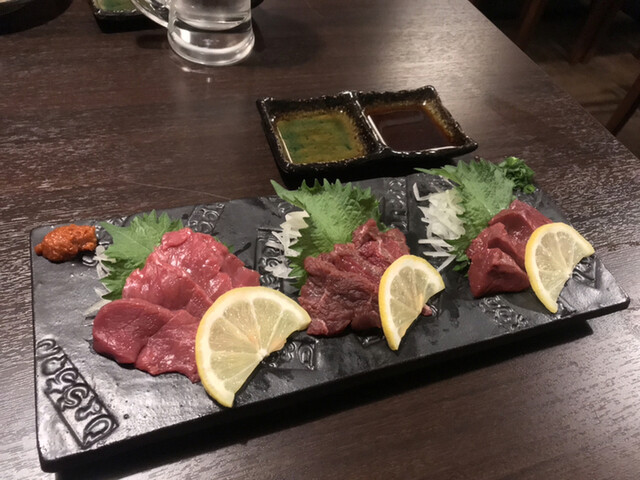 会津名産サラブレッド種の鮮やかな赤身の馬刺しを辛子味噌で食べ元気になれる関内の居酒屋 神奈川県横浜市中区尾上町 By さすらいの旅人 全国各地孤独のグルメ 肉 九州料理 しょうちゃん 関内本店 関内 居酒屋 食べログ 会津名産サラブレッド種の鮮やかな赤身の馬刺しを辛子味噌で食べ元気になれる関内の居酒屋 神奈川県横浜市中区尾上町 By さすらいの旅人 全国各地孤独のグルメ 肉 九州料理 しょうちゃん 関内本店 関内 居酒屋 食べログ