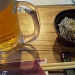 あさの屋 - 乾杯。この美味しいしらすの突き出しはデフォなんすね。