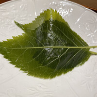 蓮 三四七 - 季節の桜の葉に包んで