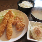 Chisen - エビフライ鶏唐揚げ定食600円。この他にミニうどんが付きます。