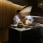 焼鳥 市松 - 薄暗く雰囲気ある店内☆彡.。一秒単位で焼き加減を図る大将の眼差しが印象的です。