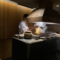 焼鳥 市松 - 薄暗く雰囲気ある店内☆彡.。一秒単位で焼き加減を図る大将の眼差しが印象的です。