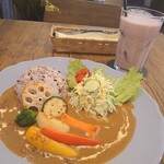 ツキカフェ - 焼き野菜カレープレートと苺ジュース。
ランチドリンクは＋200円で変更！