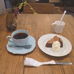 ツキカフェ - ガトーショコラとホットコーヒー
