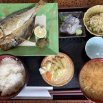 なご家 - アジの一夜干しと刺身定食