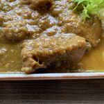 Menya Matsuka - 煮込まれた鶏肉がゴロっと入ってます。四角い皿では食べにくい・・・。