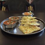 LINGSHA - ダブルカレーナン。ナンはガーリックチーズナンに変更