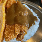 お食事処 ひぜん - カツの右側、カレー掛けます。